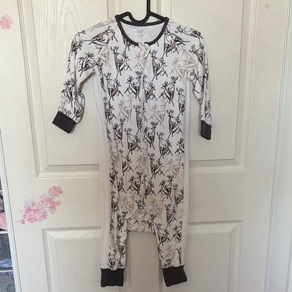 NEST Fragrances Gray and White Baby Onesie pajamas 2.5-4T